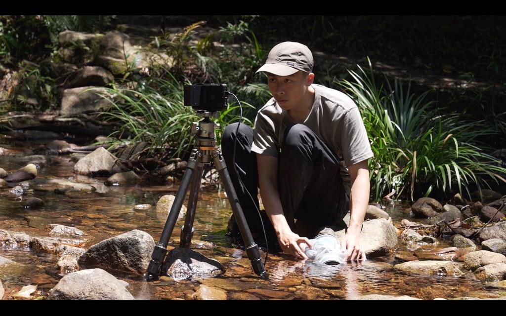  26歲的香港生態攝影師馮漢城擔任「川流生息」的導演。（大會提供）