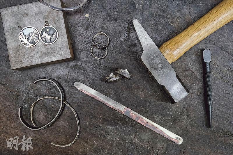 慢生活館推出的金工體驗班，提供槌子等工具製作簡單首飾。