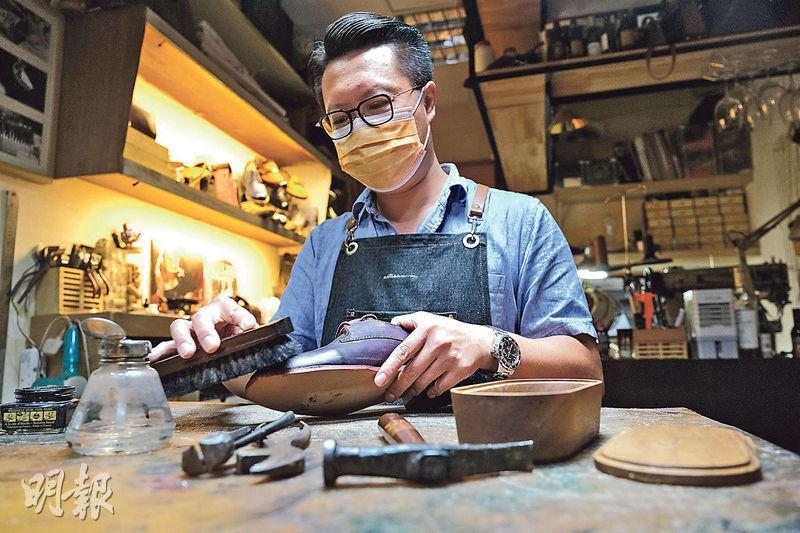 Artisan.m.workshop的製作皮鞋課程由$2000起，約需20小時。