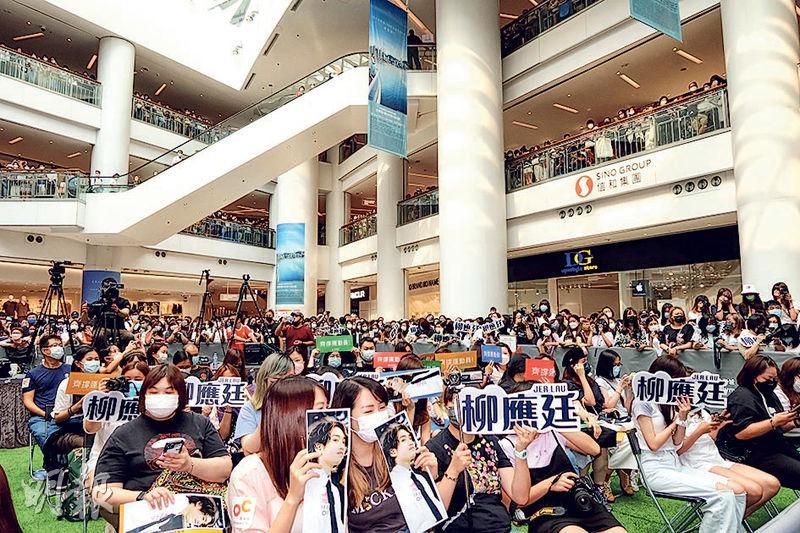 MIRROR成員柳應廷昨日到商場獻唱電影主題曲，吸引逾千粉絲到場支持。（攝影／記者：林蘊兒）