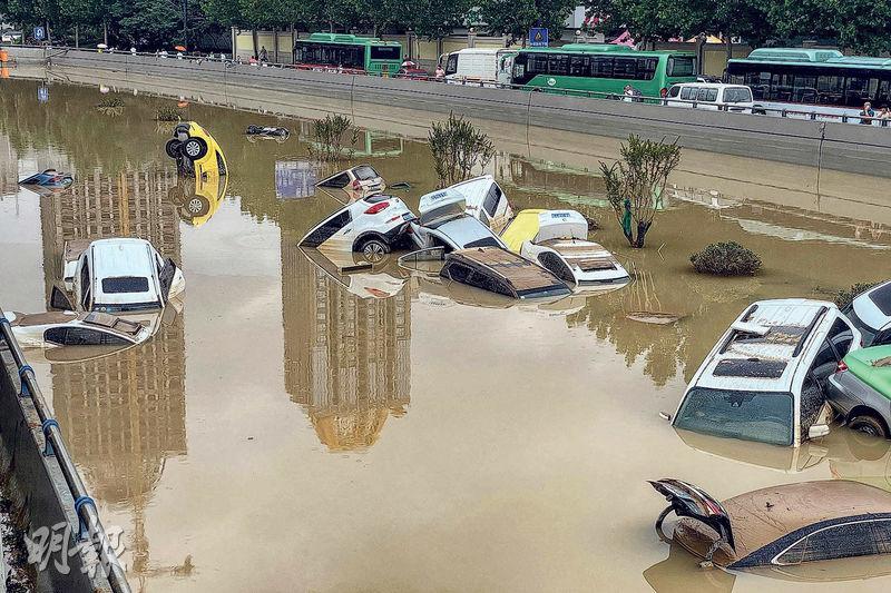 7月21日的河南鄭州，水未泄，路不通。（法新社資料圖片）