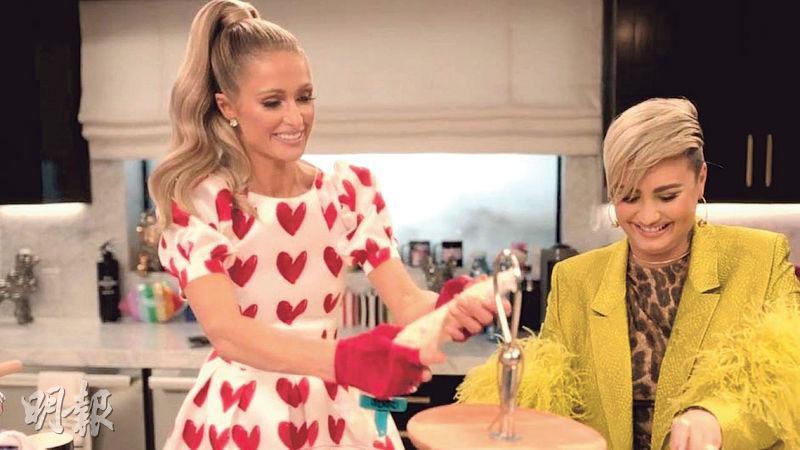 Paris Hilton（左）與Demi Lovato（右）製作粉紅色意大利餃子皮失敗，索性取出現成餃子頂檔。