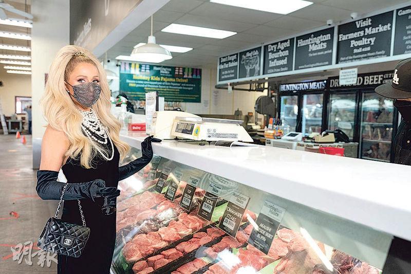 Paris Hilton穿著名牌時裝到超級市場購買食材，貫徹其浮誇本色。