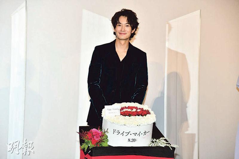 岡田將生獲新片拍檔送上蛋糕，提早慶祝32歲生日。