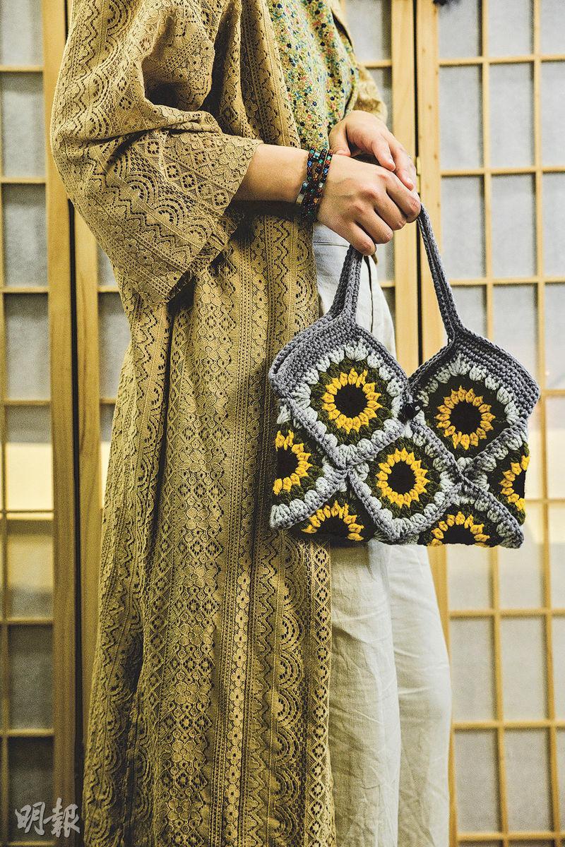 織片手提包：今年時裝流行的織片元素，上手簡單，就算是新手也能鈎出精美的小袋子。（馮凱鍵攝）