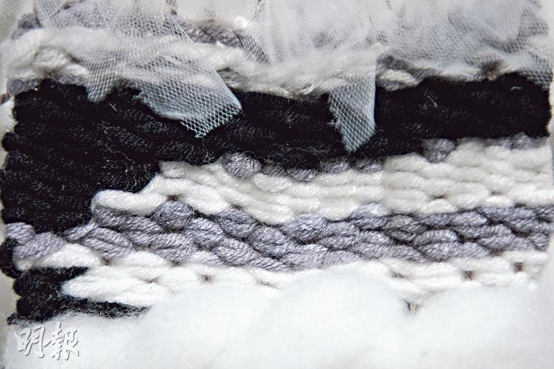 工作坊採用SAORI紗織技巧，能隨心用不同材料和方法織布，盡情享受梭織帶來的快樂。（朱安妮攝）