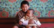 不丹王室網站發放2020年11月月曆桌布，照片中小王儲抱着弟弟展露微笑。（yellow.bt網站圖片）