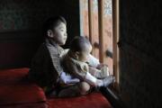 不丹小王儲抱着弟弟望向窗外。（His Majesty King Jigme Khesar Namgyel Wangchuck facebook圖片）