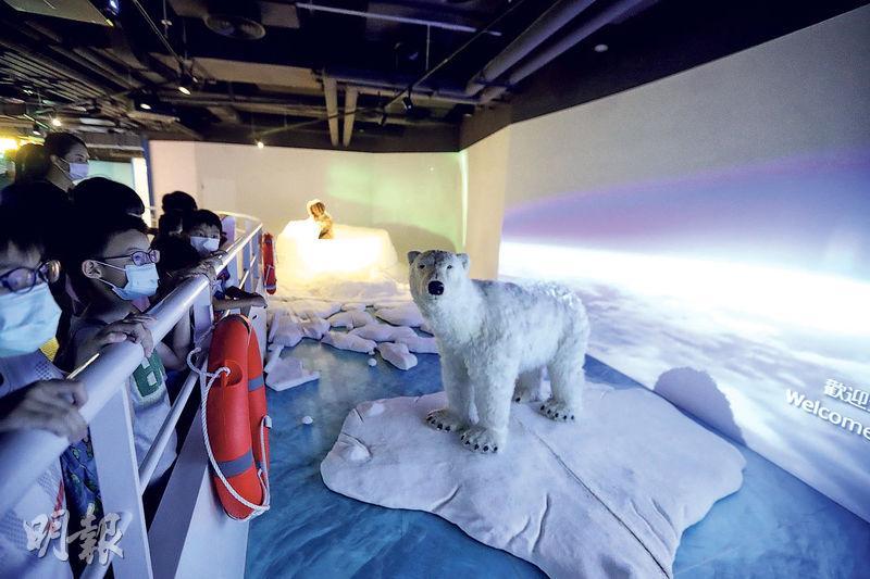 極地廊——在賽馬會氣候變化博物館中，可見到很多別出心裁的展覽設計，比如極地廊的展覽廳，特地加裝圓形窗口、仿甲板欄杆、救生圈，還有浮冰和北極熊模型，讓參觀者恍如身處破冰船。（李紹昌攝）