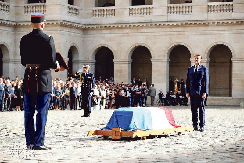 法國總統馬克龍（右）致悼辭，讚揚尚保羅貝蒙多是影壇獨一無二的巨星。（路透社）