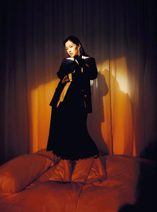 拍攝宣傳照時，主角錢瑪莉（白清瑩飾）穿著由品牌Kenzo贊助的服裝。（中英劇團提供）