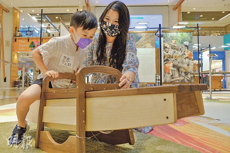 長櫈與兒童櫈合併起來，可以變成搖搖板，是一件實用與玩樂兼備的家具。（賴俊傑攝）