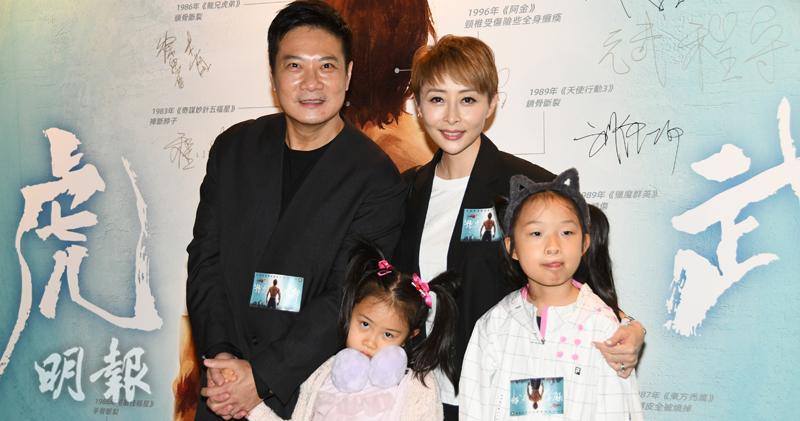 錢嘉樂有份監製的電影《龍虎武師》首映，太太湯盈盈帶同兩個女兒現身支持。（林祖傑攝）
