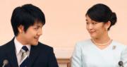2017年9月3日，日本宮內廳宣布，真子公主 (右) 與大學同學「海王子」小室圭 (左) 訂婚。二人一起出席記者會。(法新社)
