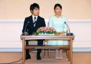 2017年9月3日，日本宮內廳宣布，真子公主 (右) 與大學同學「海王子」小室圭 (左) 訂婚。二人一起出席記者會。(法新社)