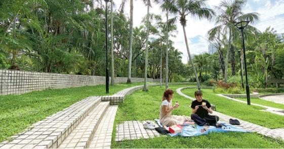 Amy到處發掘公園設施，覺得對於土地不足的香港人而言，可以自在休息的綠色空間尤為珍貴。（受訪者提供）