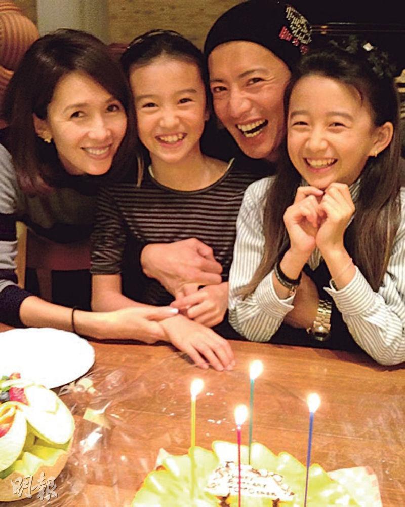 木村拓哉（右二）的女兒心美和光希分別上載一家四口昔日慶生的合照。