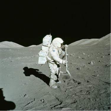 太空人用月球耙收集碎石。（受訪者提供）