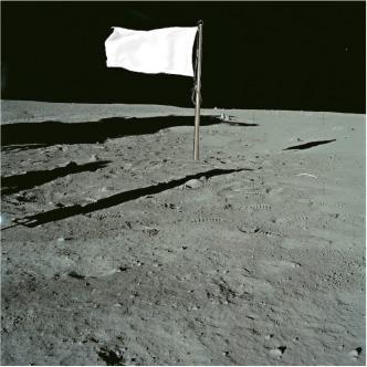 褪色的美國國旗。太空考古學者認為這些場地具有歷史意義。（NASA）