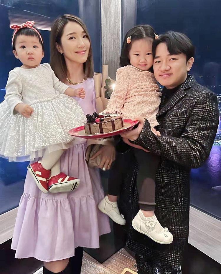 李亞男37歲生日，與丈夫王祖藍及2個女兒外出食飯慶祝。（李亞男Instagram圖片）