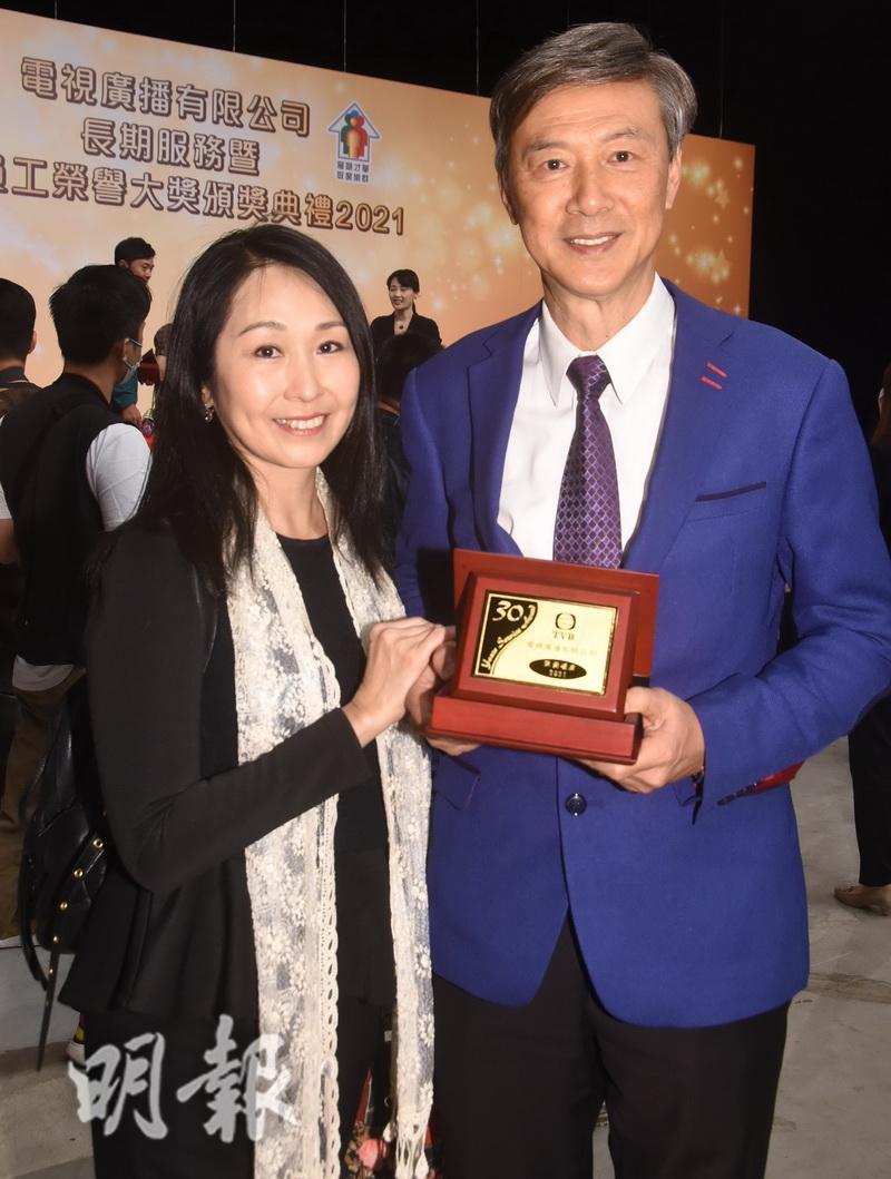 陳榮峻在TVB工作30年，今日獲太太吳香倫陪伴出席頒獎禮。（鍾偉茵攝）