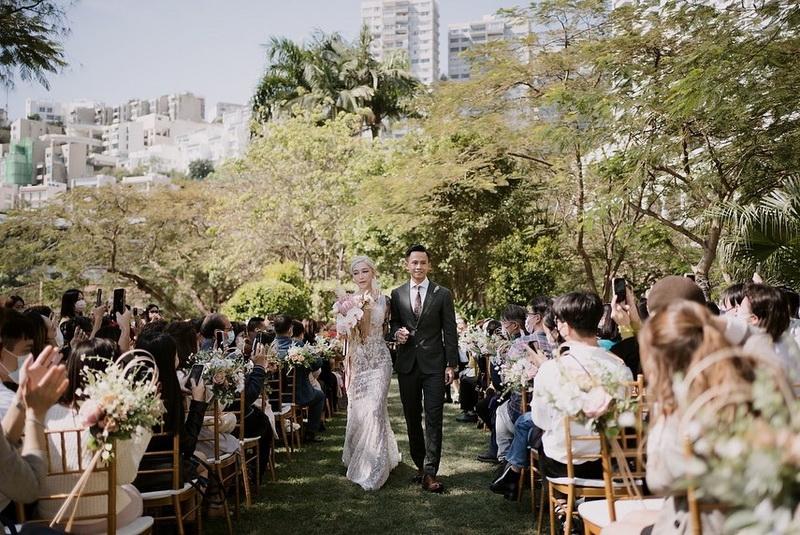 李日昇和Iris在親友見證下結為夫婦。（李日昇Instagram圖片）