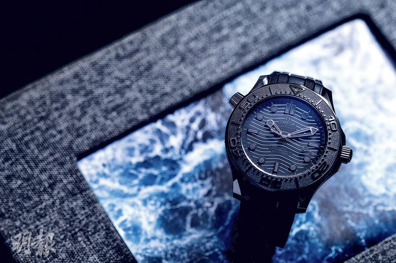 極致全黑的Omega新款Seamaster潛水300米Black Black腕表，表殼以光面磨沙黑色陶瓷製造。$72,000（黃志東攝）