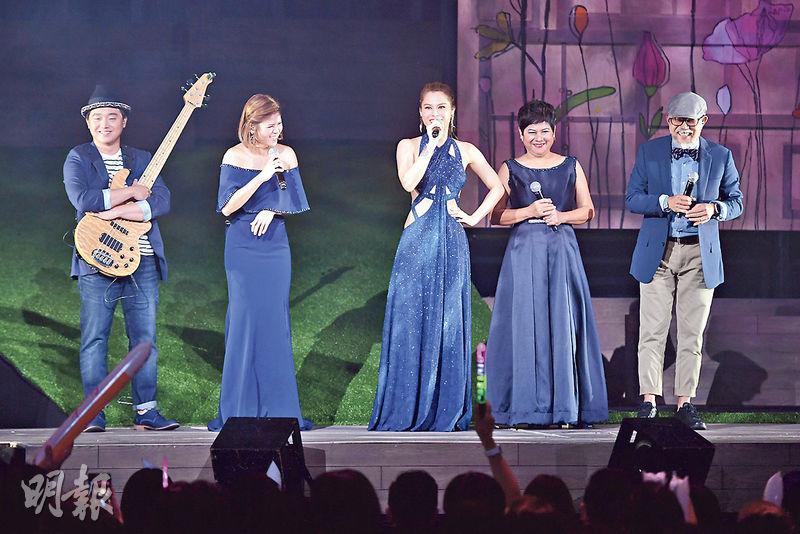 Gin Lee（中）全家都是唱得之人，2018年紅館處女騷便邀請了姐夫（左起）、姐姐、媽媽、爸爸上台合唱。（資料圖片）