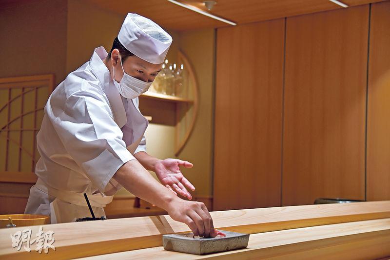 大師弟子——金子司入行20年，是著名壽司大師金坂真次的徒孫，其師父岩央泰在日本料理界亦享負盛名，憑住師父的人脈，要在豊洲取得上佳食材，毫無難度。（黃志東攝）