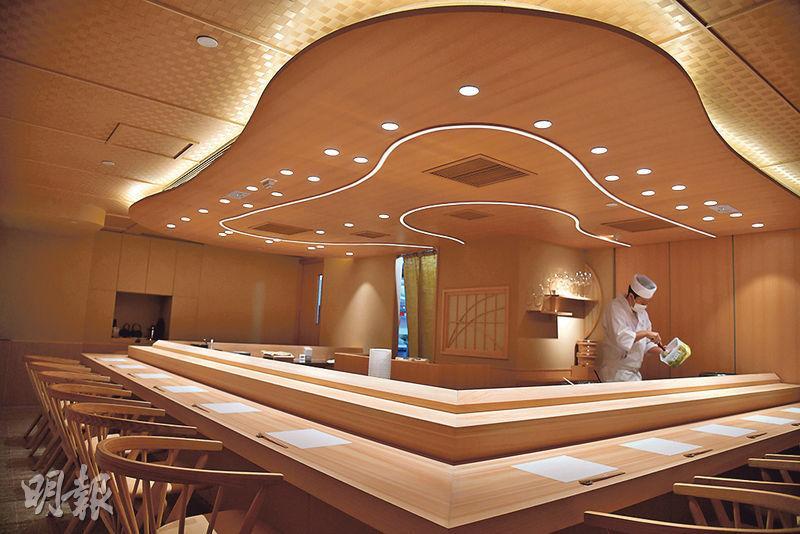 檜木吧枱——裝修一如傳統高級鮨店，以現代簡約和風為基調，明亮而柔和。壽司吧枱更用上250年樹齡的吉野檜木製成，非常珍貴。（黃志東攝）