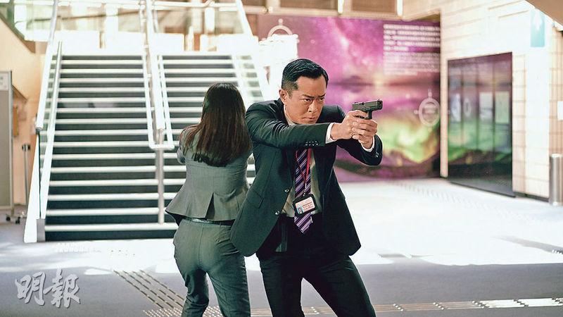 《G風暴》飾演廉署首席調查主任的古天樂（近鏡）在太空館跟犯罪分子駁火。（劇照）