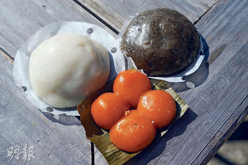 碼頭士多有售村民自製茶粿，圖為蘿蔔蝦米（左上）、艾草黑芝麻（右上）及南瓜口味（下）。（$20/3個）（楊柏賢攝）