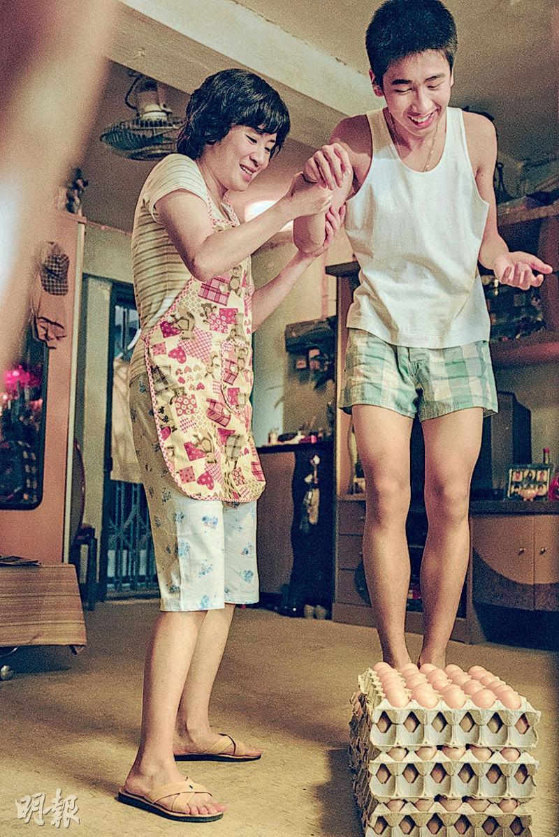 馮皓揚（右）在電影《媽媽的神奇小子》飾演少年版蘇樺偉，連吳君如（左）也大讚表現出色。（劇照）