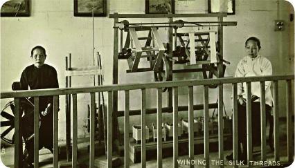 絲綢生產工序示範當時吸引了不少遊客和重要嘉賓參觀。（受訪者提供）