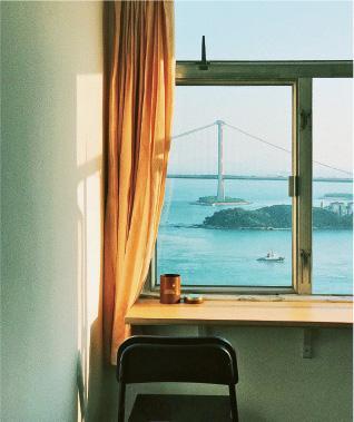 睡房有面向橋與大海的窗，是Kid和Iris最喜歡的角落，百「拍」不厭。（受訪者提供）