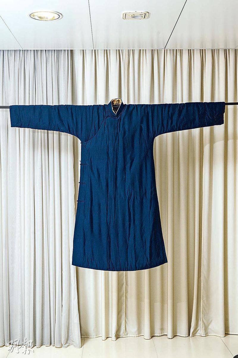 男裝長衫——吳國禧認為，長衫具有早在唐朝就出現的中式袍服形制，若漢服運動把長衫等排除在外是不合理。（蘇智鑫攝）