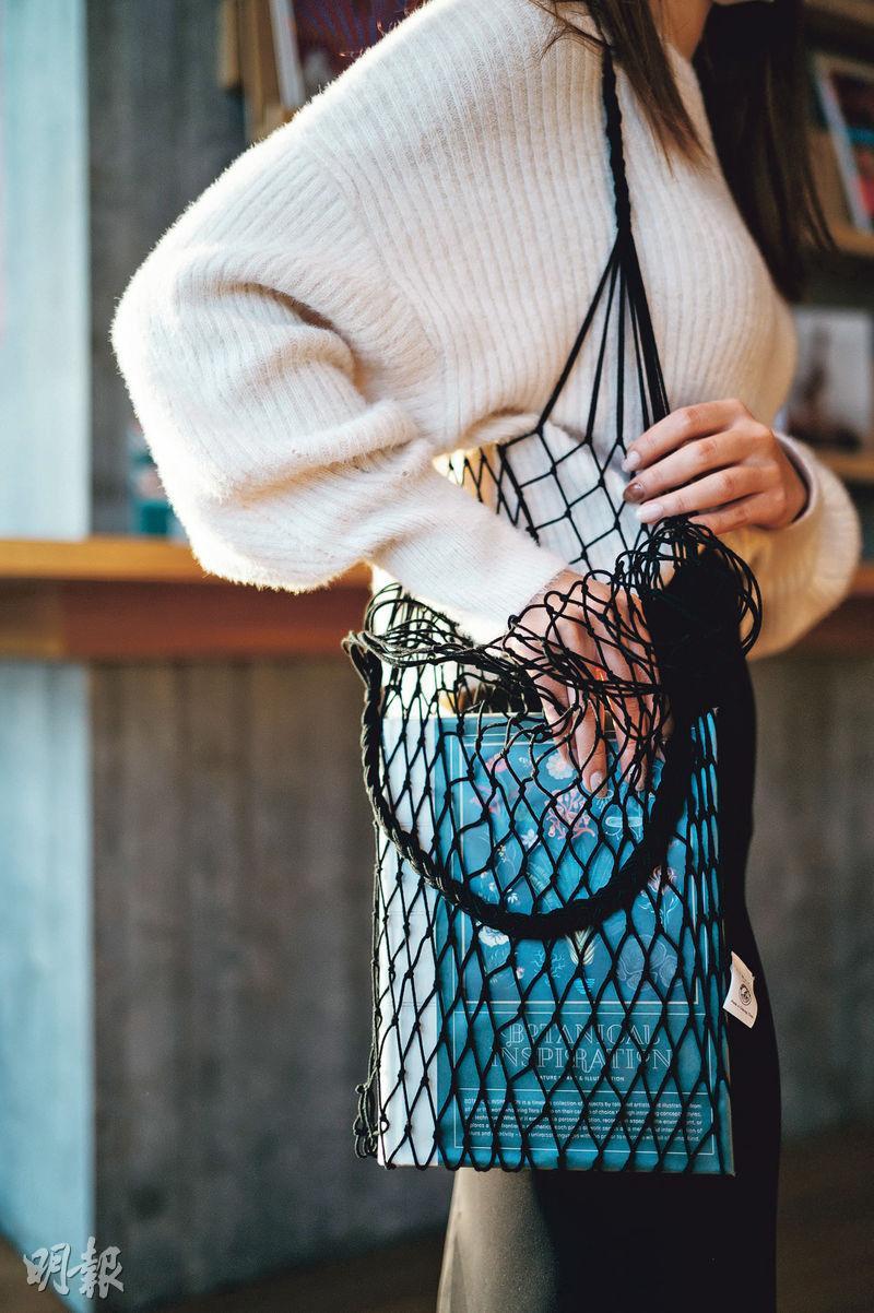 長洲手織魚網袋——以長洲海岸拾到的魚網製作，刻印了長洲捕魚業旺盛的時期。（$380，小舖）（蘇智鑫攝）