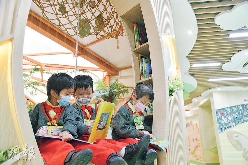 在走廊的閱讀區，小朋友可悠閒自得地享受閱讀的樂趣。（黃志東攝）