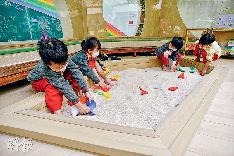 這個沙池是最受學生歡迎的玩意之一，藉着堆沙，可刺激他們的手腳觸感，並鍛煉手眼協調、發展創造力。（黃志東攝）