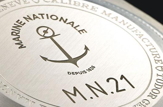 腕表底部刻有法國海軍的圖案，「M.N.21」字樣為Marine Nationale 2021的縮寫。（品牌提供）