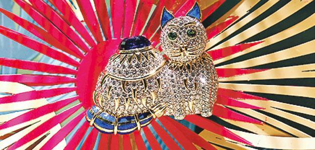 高級珠寶系列的貓胸針，設計靈感來自獅身人面像，結合18K黃金和鉑金，鑲嵌坦桑石、鑽石等。（品牌提供）
