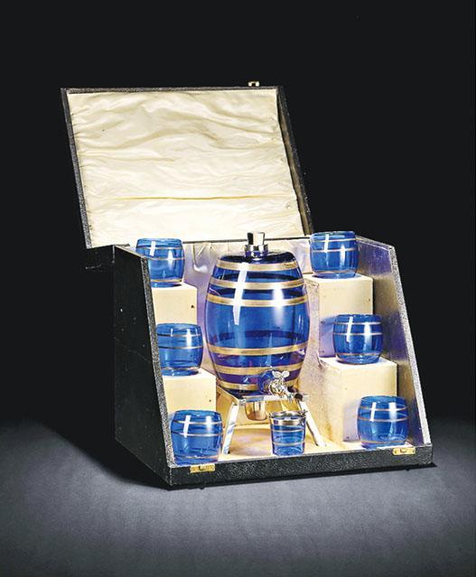 珍罕藍色玻璃威士忌桶和桶架連6隻酒杯——估價：2萬至2.5萬港元。特色：約1900年出品。玻璃杯手工十分精緻、色彩配襯絕妙，彰顯用家高級品味。（邦瀚斯提供）