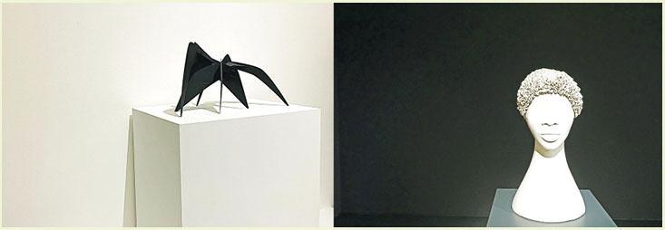 另一個Calder的主題是空間。除了Calder的Tamanoir（maquette）,ca.1963（左）外，場內亦展出下屆威尼斯藝術雙年展美國館代表藝術家Simone Leigh的Titi（Zirocpoax）, 2021（右），對比空間的黑白。（Dawn Hung攝）