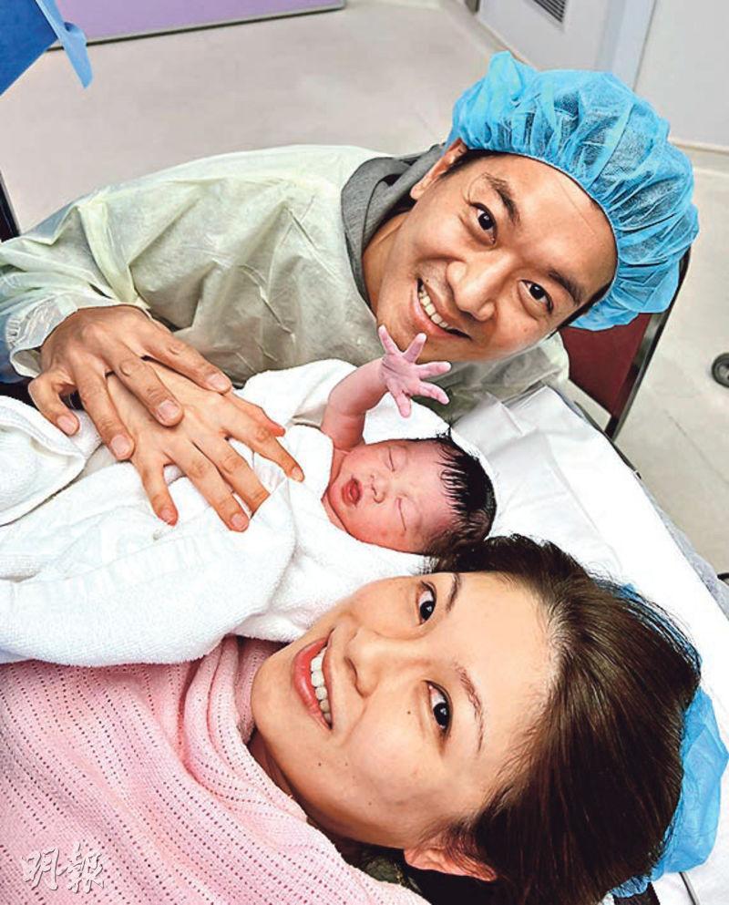 黎諾懿再做老竇，在產房跟剛出世的B仔「小冬牛」及太太李潔瑩合照。