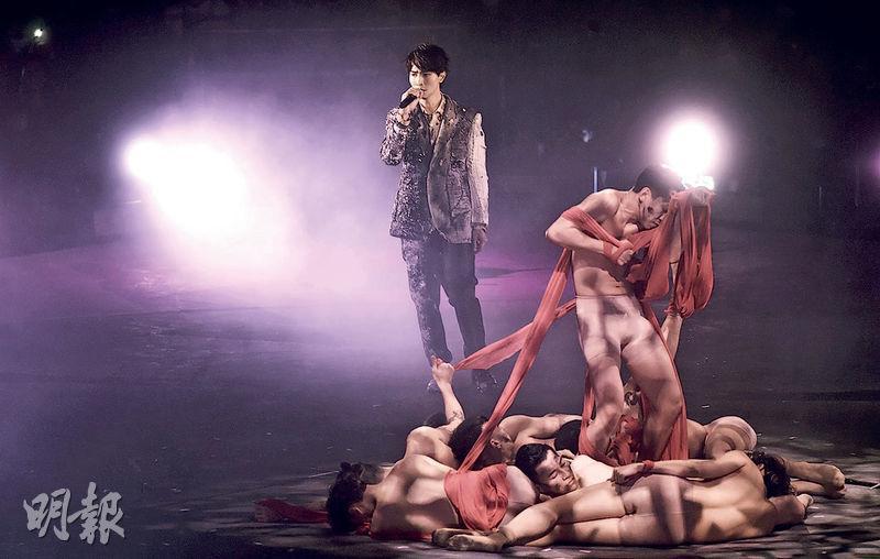 陳柏宇唱《結》時，8名舞蹈員穿肉色褲疊在一起，又用紅繩互相綁着，不停掙扎。（攝影：劉永銳）