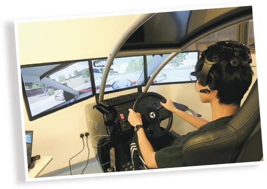 路前測試——測試者戴上眼球追蹤器及腦電圖測量儀做模擬駕駛測試。（作者提供）