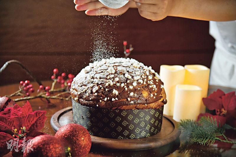 聖誕甜品——鬆軟的Panettone是歐美家庭必備的聖誕食物，四季酒店的homemade出品，外皮微香微脆，質地輕盈而紮實，氣孔細緻而平均，而且每一口都吃到牛油、雞蛋和乾果的香甜。（$880/900g）（黃志東攝）
