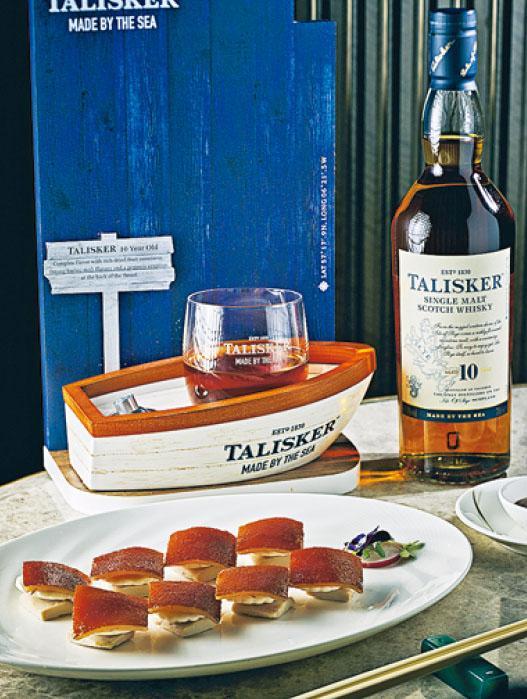 Talisker菜式配對包括片皮乳豬件配Talisker 10年一瓶（$1580）、香葱爆乳龍配Talisker 18年一瓶（$4580），亦可單點Talisker 10年（$120/杯）、18年（ $360/杯）或25年（ $580/杯）。（品牌提供）