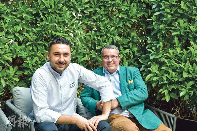 合作無間——著名侍酒師Hervé Pennequin（右）與行政總廚Mickael Messina合作無間，兩人十分幽默，同樣愛玩、愛飲酒，一同研發菜式，經常有新點子，很有火花。（黃志東攝）