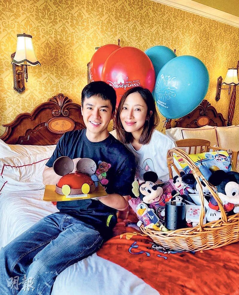楊茜堯（右）今年生日於主題樂園慶祝，當時已懷孕，跟老公羅子溢（左）合照，刻意遮住孕肚。（資料圖片）